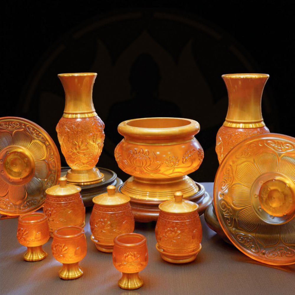 Bộ Đồ Thờ Lưu Ly Vàng Đỏ Hoa Sen Hổ Phách Cao Cấp – Tôn Nghiêm Không Gian Thờ Tự