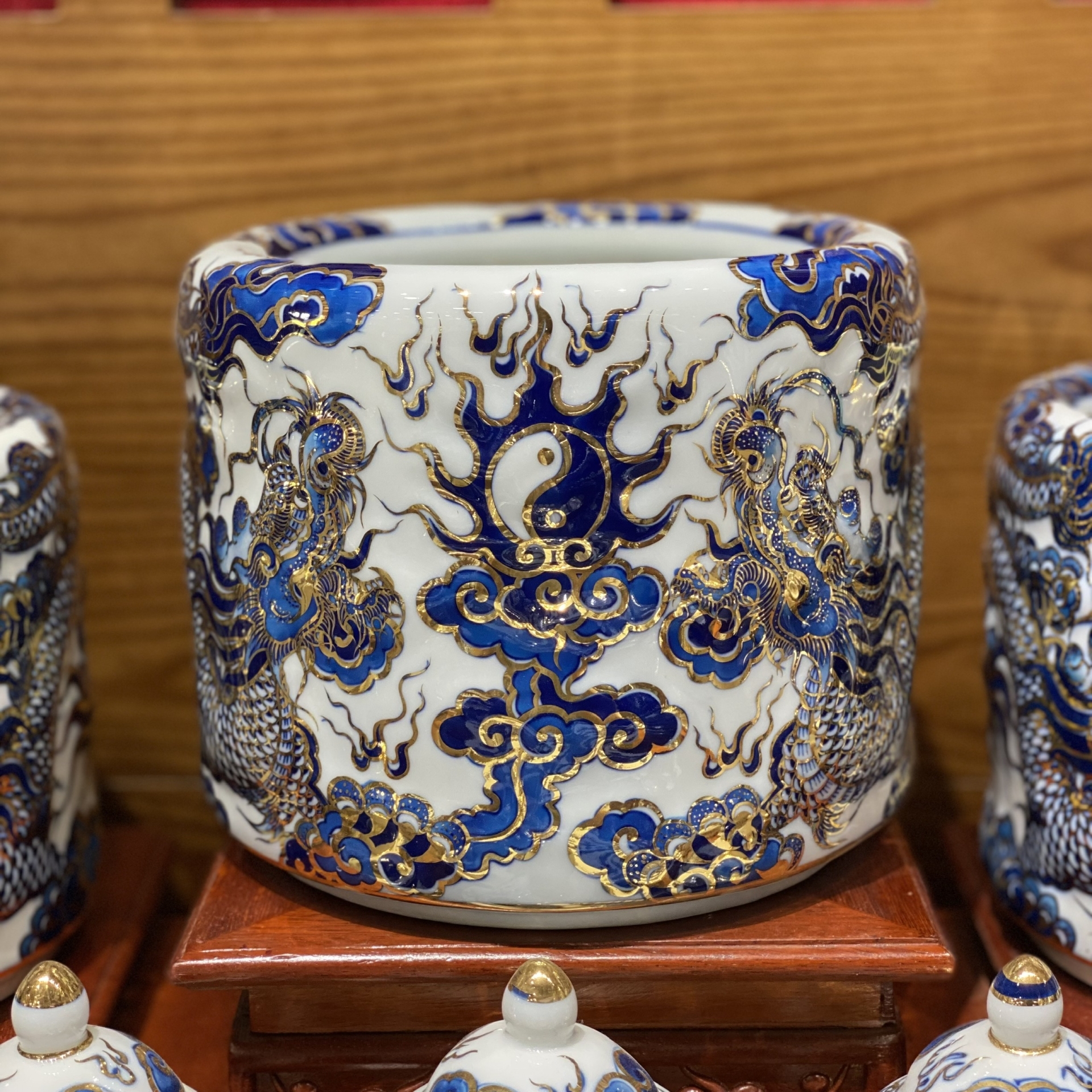 Bộ Đồ Thờ Ngũ Long Nổi – Men Lam Vàng Kim | Bảo Hộ Linh Thiêng – Vượng Khí Trường Tồn