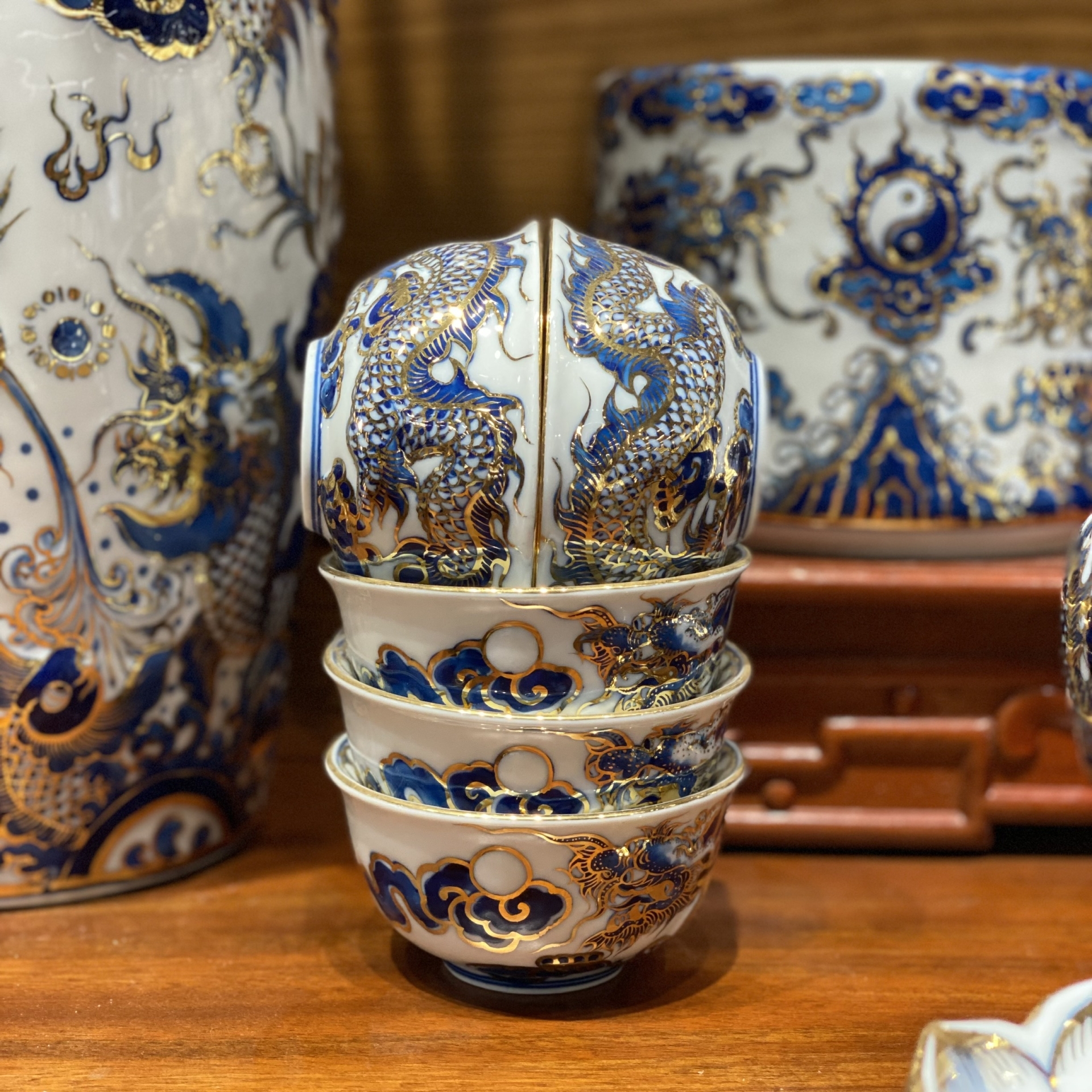 Bộ Đồ Thờ Ngũ Long Nổi – Men Lam Vàng Kim | Bảo Hộ Linh Thiêng – Vượng Khí Trường Tồn