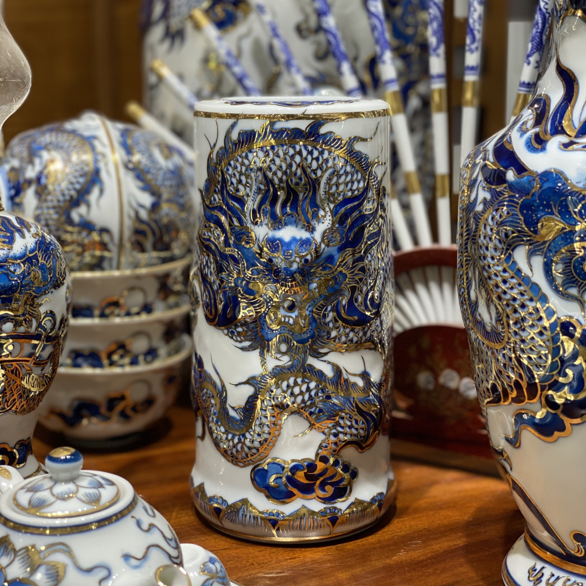 Bộ Đồ Thờ Ngũ Long Nổi – Men Lam Vàng Kim | Bảo Hộ Linh Thiêng – Vượng Khí Trường Tồn