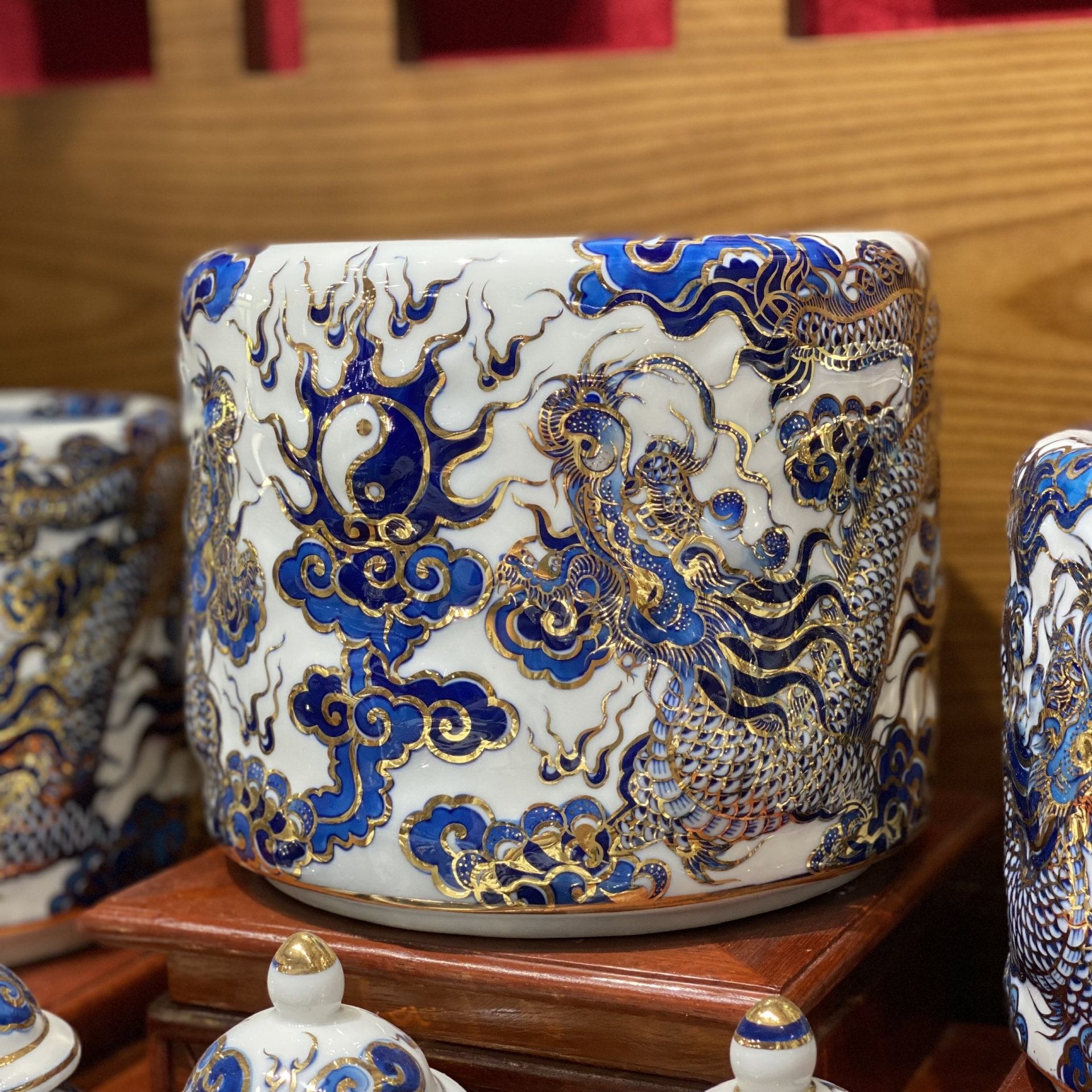 Bộ Đồ Thờ Ngũ Long Nổi – Men Lam Vàng Kim | Bảo Hộ Linh Thiêng – Vượng Khí Trường Tồn