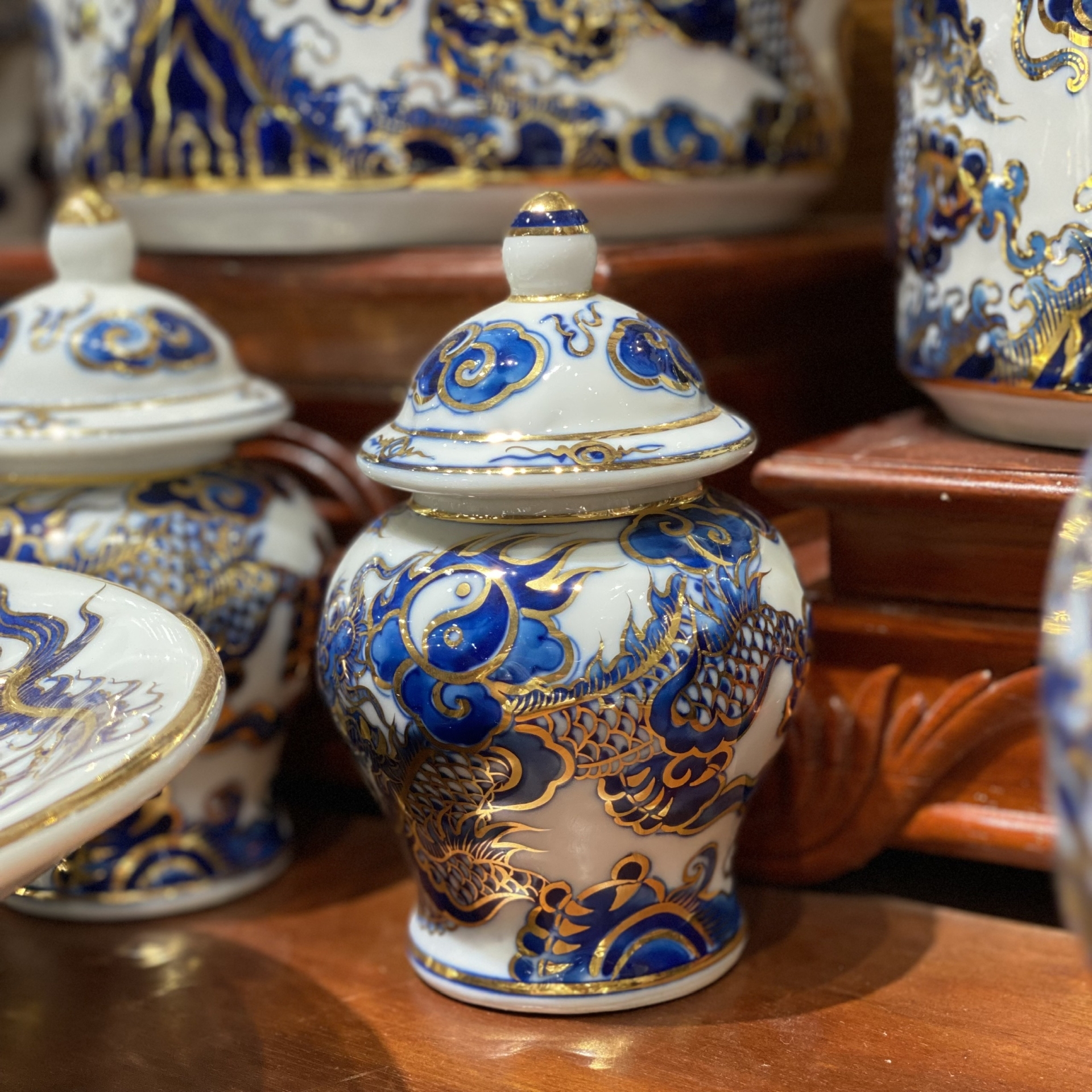 Bộ Đồ Thờ Ngũ Long Nổi – Men Lam Vàng Kim | Bảo Hộ Linh Thiêng – Vượng Khí Trường Tồn