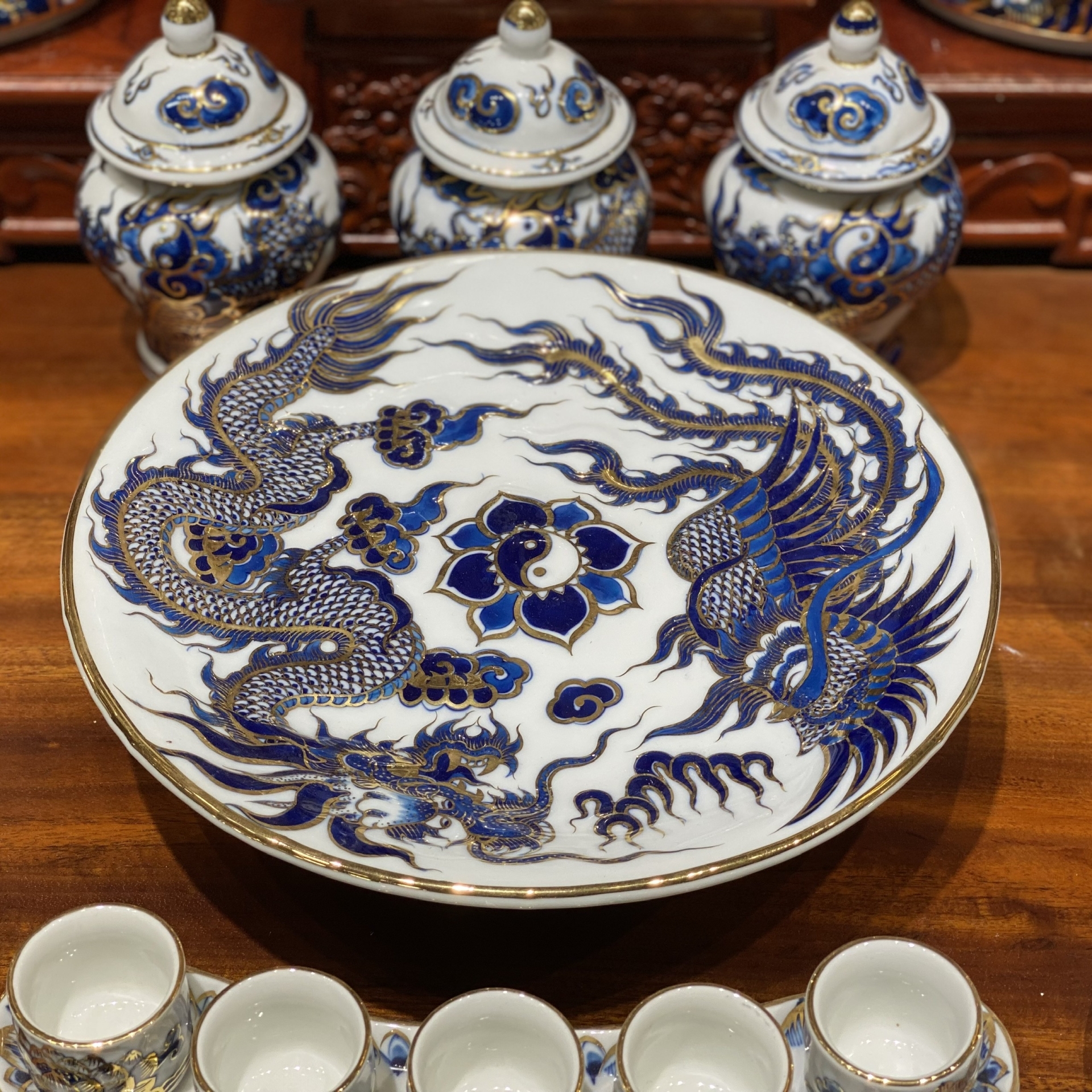 Bộ Đồ Thờ Ngũ Long Nổi – Men Lam Vàng Kim | Bảo Hộ Linh Thiêng – Vượng Khí Trường Tồn