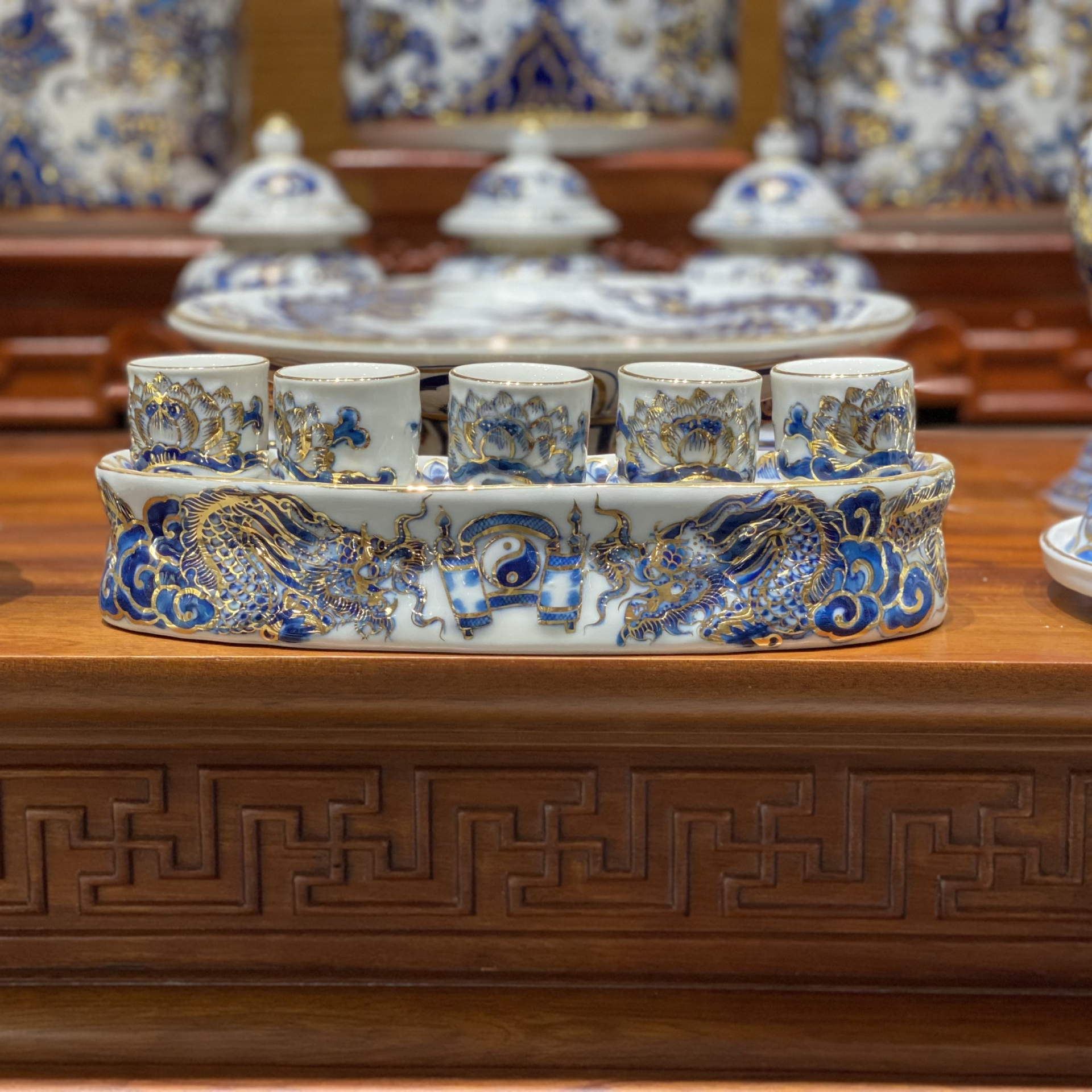 Bộ Đồ Thờ Ngũ Long Nổi – Men Lam Vàng Kim | Bảo Hộ Linh Thiêng – Vượng Khí Trường Tồn