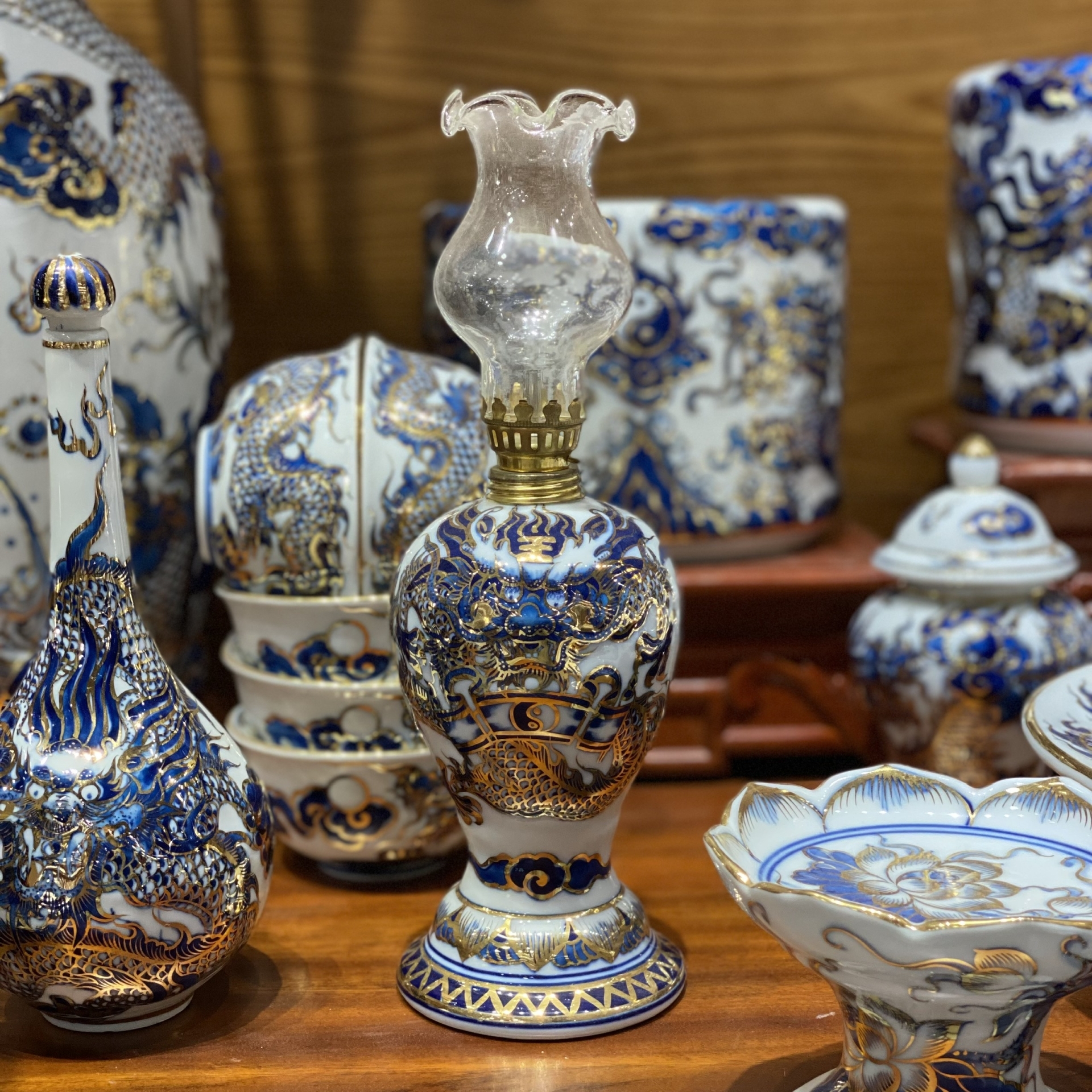 Bộ Đồ Thờ Ngũ Long Nổi – Men Lam Vàng Kim | Bảo Hộ Linh Thiêng – Vượng Khí Trường Tồn