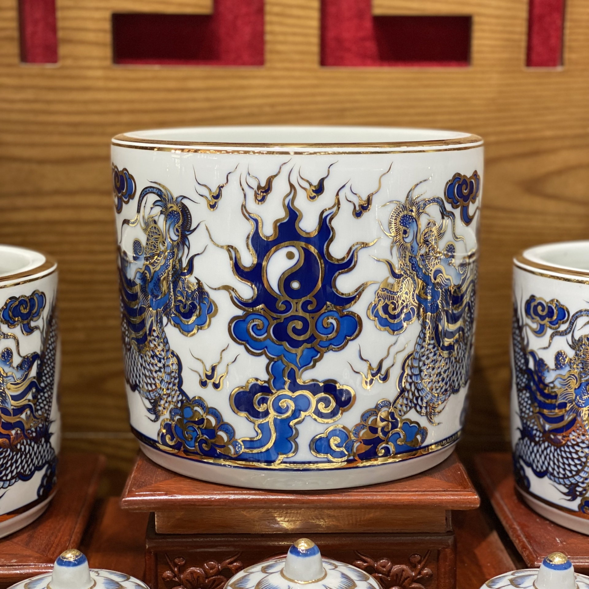 Bộ Đồ Thờ Phú Quý Vàng Kim Men Lam – Vẻ Đẹp Trang Nghiêm, Tụ Lộc Hưng Gia