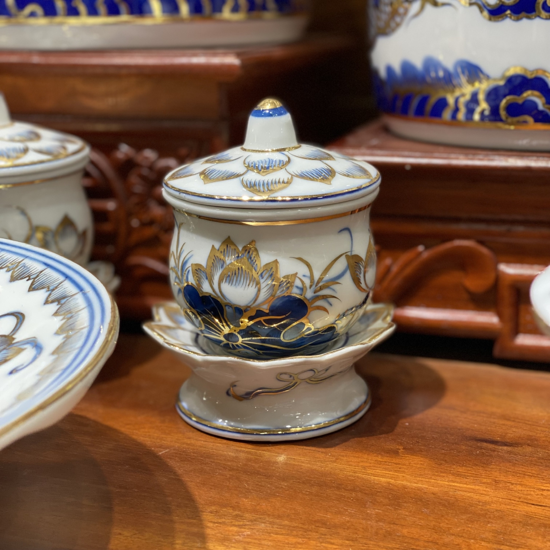 Bộ Đồ Thờ Phú Quý Vàng Kim Men Lam – Vẻ Đẹp Trang Nghiêm, Tụ Lộc Hưng Gia