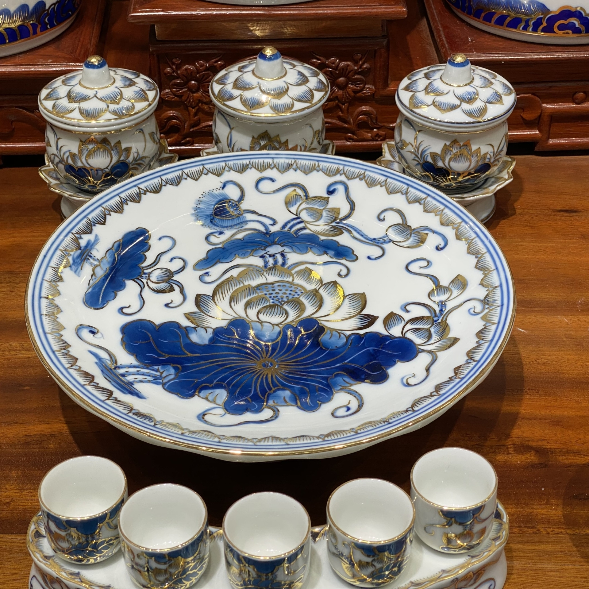 Bộ Đồ Thờ Phú Quý Vàng Kim Men Lam – Vẻ Đẹp Trang Nghiêm, Tụ Lộc Hưng Gia