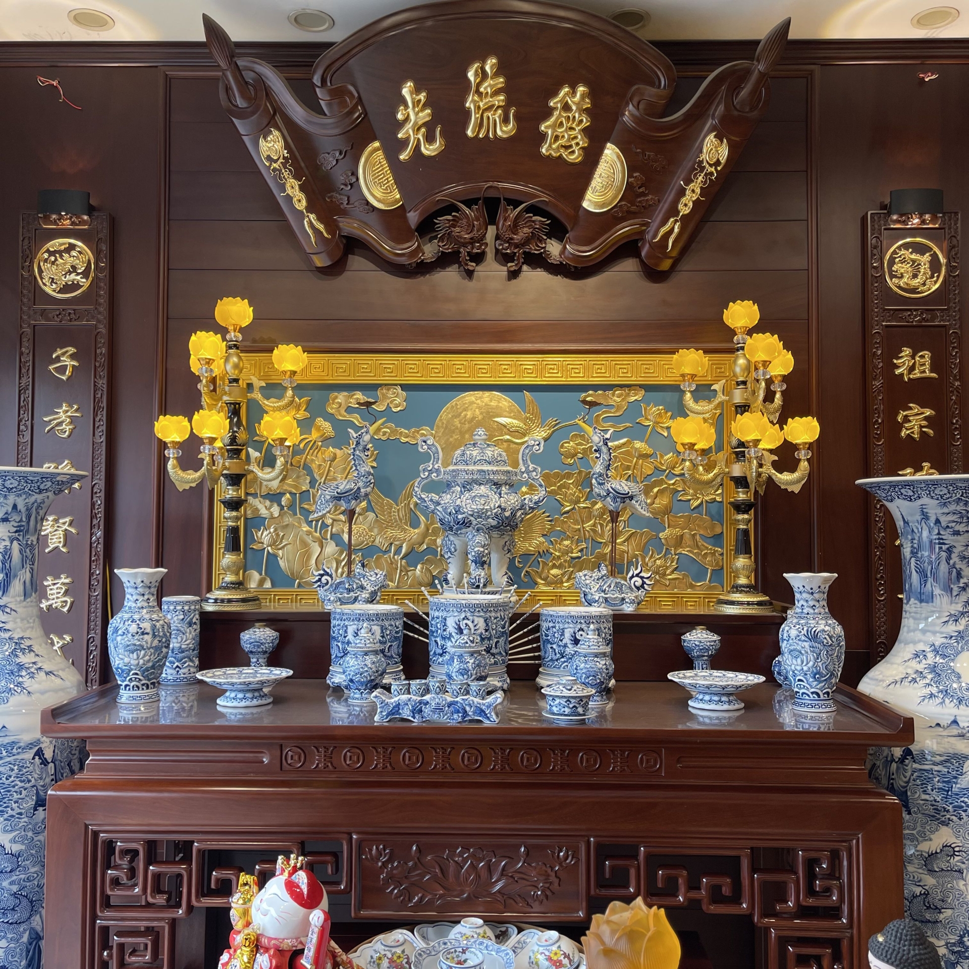 Ban Thờ Gỗ Sồi Sơn Màu Óc Chó  & Bộ Đồ Thờ Đục Kỹ Cao Cấp