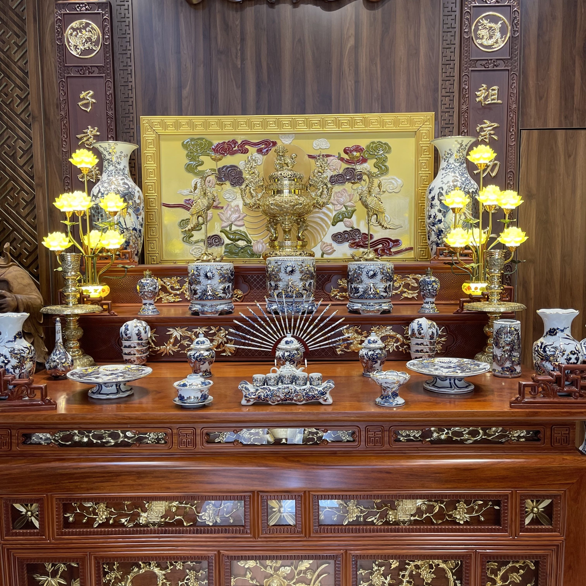 Trọn Bộ Bàn Thờ Gia Tiên Osa Dát Vàng & Bộ Đồ Thờ Rồng Kim Nổi Vẽ Vàng