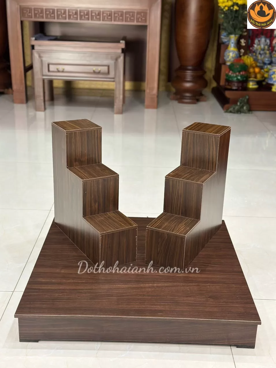 Ban Thờ Thần Tài Chân Qùy Gỗ Phủ Màu