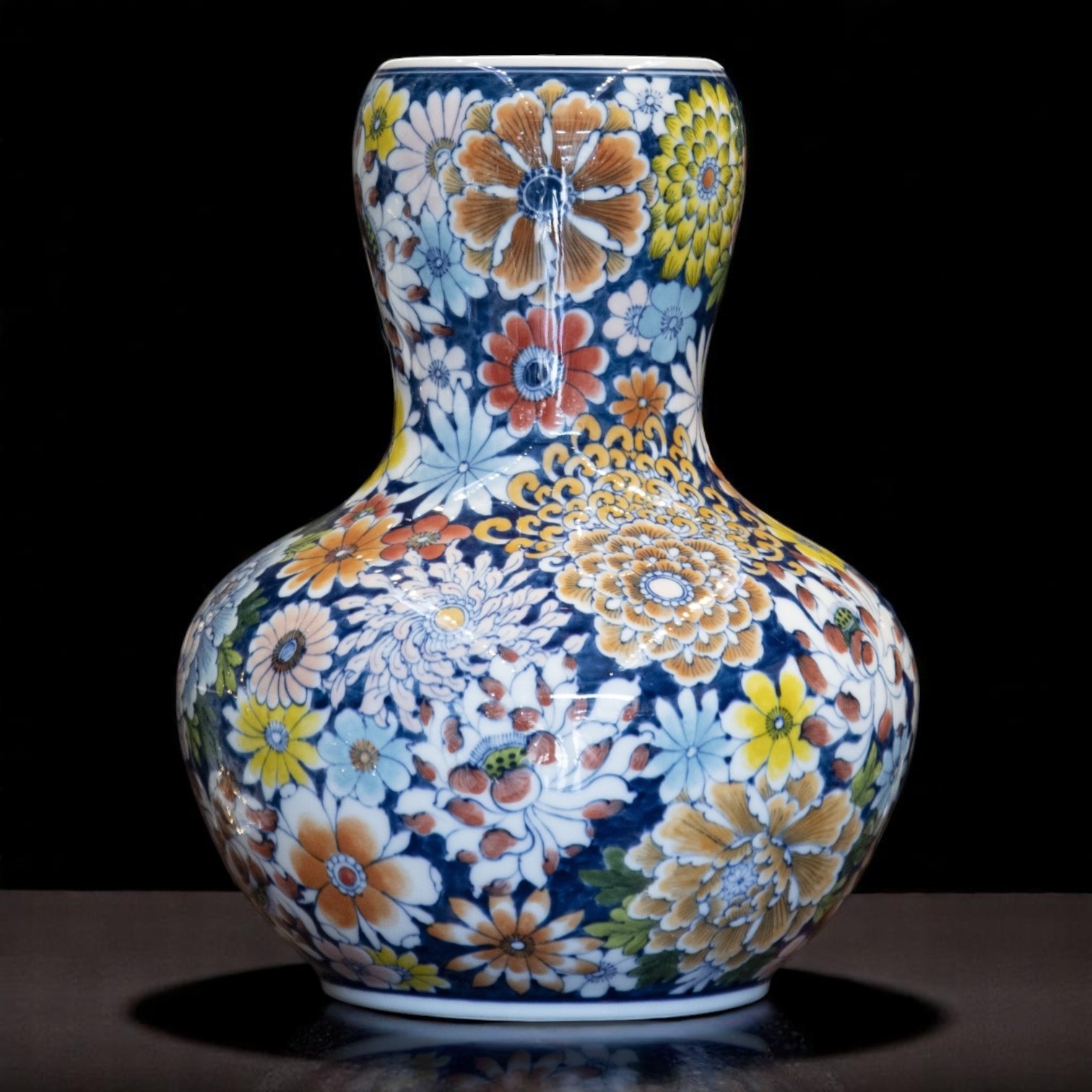 Bình gốm họa tiết thêu hoa