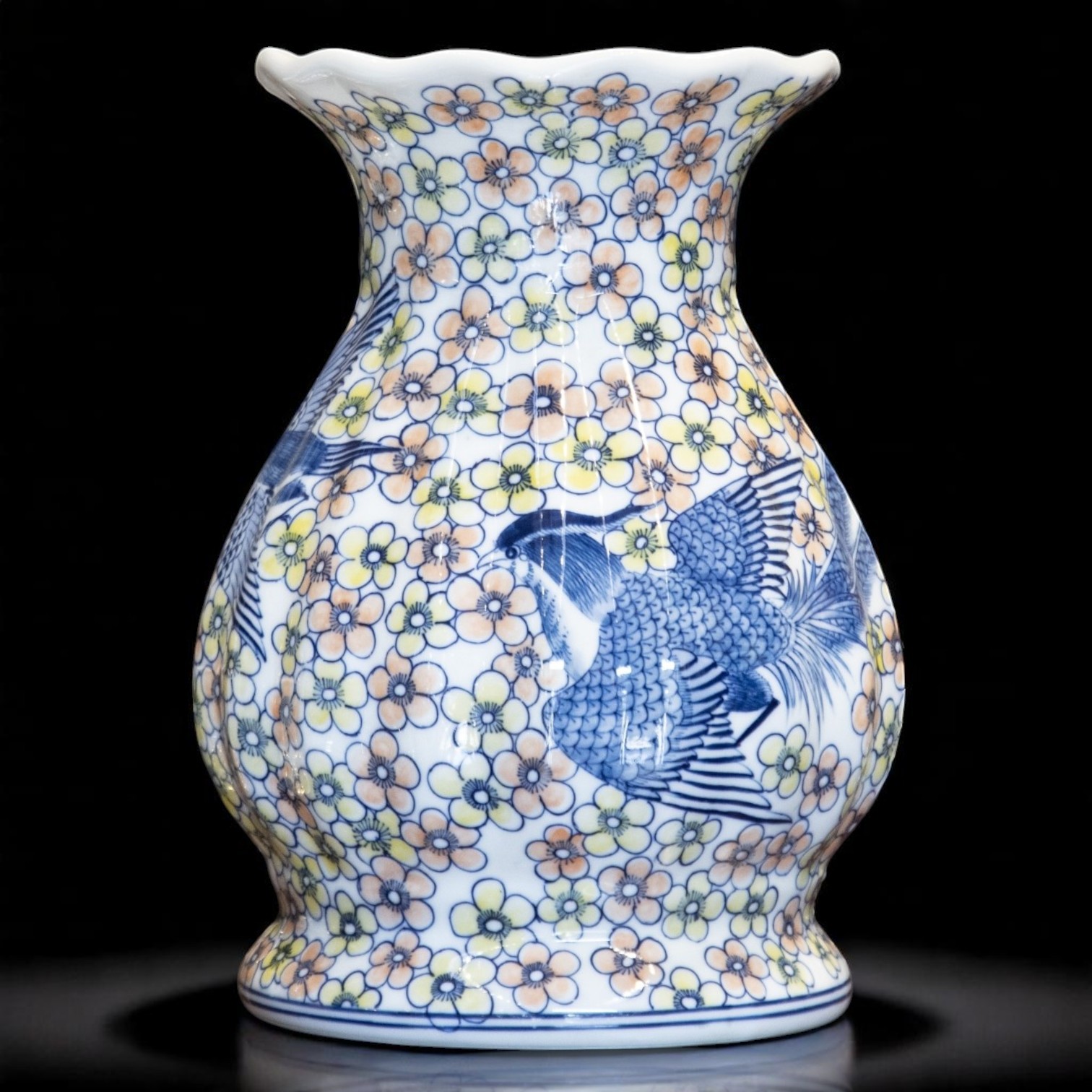 Bình gốm họa tiết chim sẻ bay giữa ngàn hoa nở rộ