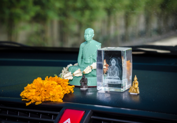Có nên đặt tượng Phật trên xe ô tô ?