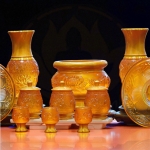 Bộ Đồ Thờ Lưu Ly Vàng Đỏ Hoa Sen Hổ Phách Cao Cấp – Tôn Nghiêm Không Gian Thờ Tự