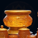 Bộ Đồ Thờ Lưu Ly Vàng Đỏ Hoa Sen Hổ Phách Cao Cấp – Tôn Nghiêm Không Gian Thờ Tự