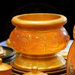 Bộ Đồ Thờ Lưu Ly Vàng Đỏ Hoa Sen Hổ Phách Cao Cấp – Tôn Nghiêm Không Gian Thờ Tự