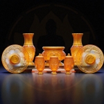 Bộ Đồ Thờ Lưu Ly Vàng Đỏ Hoa Sen Hổ Phách Cao Cấp – Tôn Nghiêm Không Gian Thờ Tự