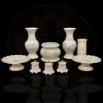 Bộ Đồ Thờ Sứ Trắng Hoa Sen Nổi Viền Vàng – Sang Trọng, Tinh Tế Cho Bàn Thờ