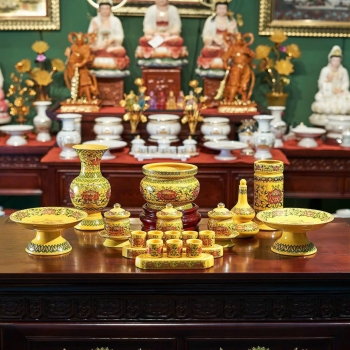 Bộ Đồ Thờ Sứ Gấm Hoa Sen Vàng Cao Cấp – Vượng Khí Tụ Tài, Trang Nghiêm Bàn Thờ