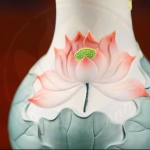Lọ Hoa Sứ Sen Nổi Đỏ Cao Cấp – Trang Nghiêm, May Mắn, Nhập Khẩu