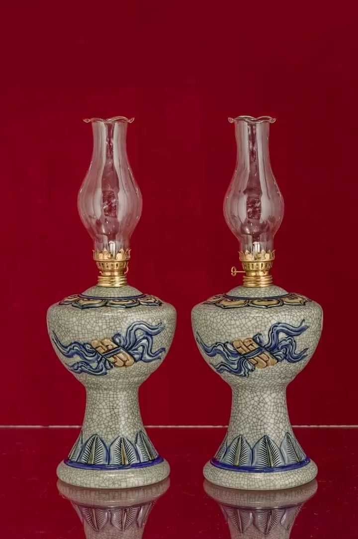 Đèn Dầu Cuốn Thư Men Rạn