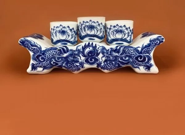Kỷ Ngai Rồng Nổi Men Lam