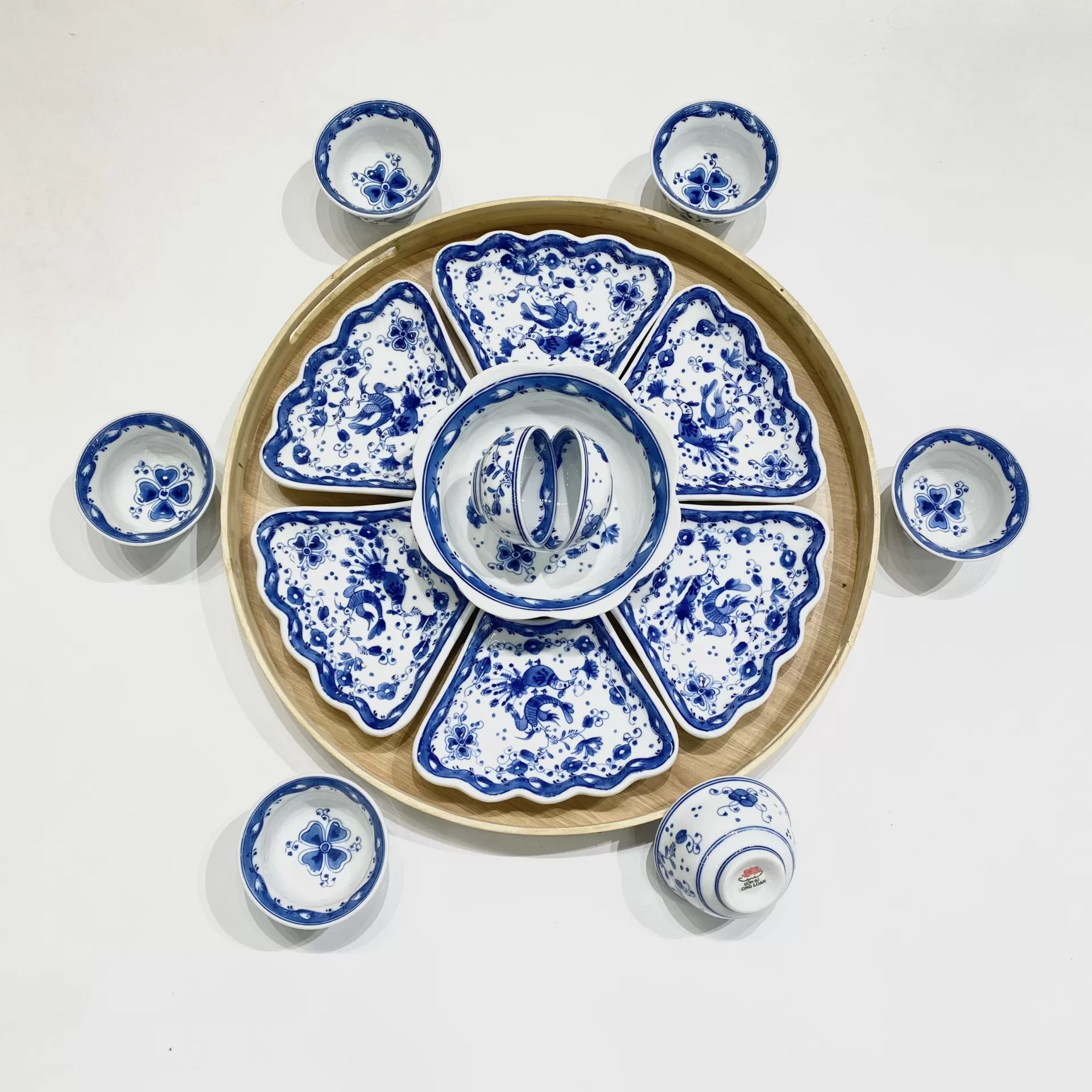 Bộ đồ ăn công múa men lam