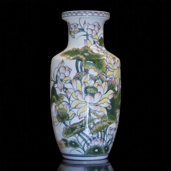 Bình hoa sứ trắng họa tiết hoa sen nở