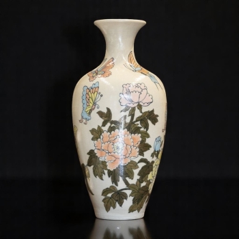 Bình men trắng họa tiết bước và hoa vẽ tay tinh xảo