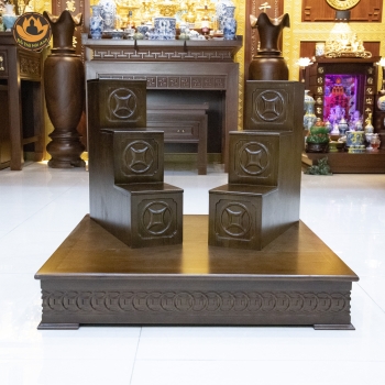 Tam Cấp Ban Thờ Thần Tài , Thổ Địa. Họa Tiết Đồng Xu , Gỗ Xoan ,Màu Óc Chó.